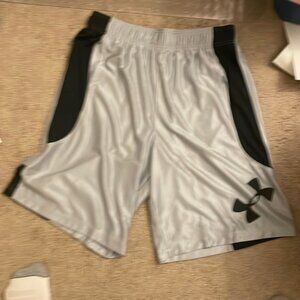 NWT mens sz Large Under Armour shorts with pockets and drawstring waist